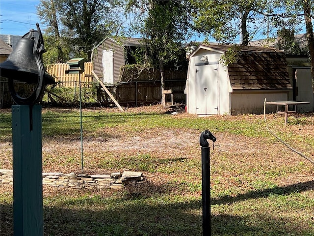 view of yard with a storage unit