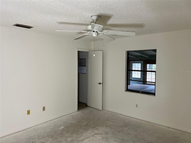 unfurnished room with a textured ceiling and ceiling fan