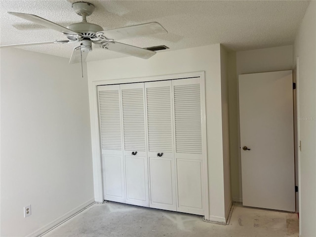 unfurnished bedroom with ceiling fan, a closet, and a textured ceiling