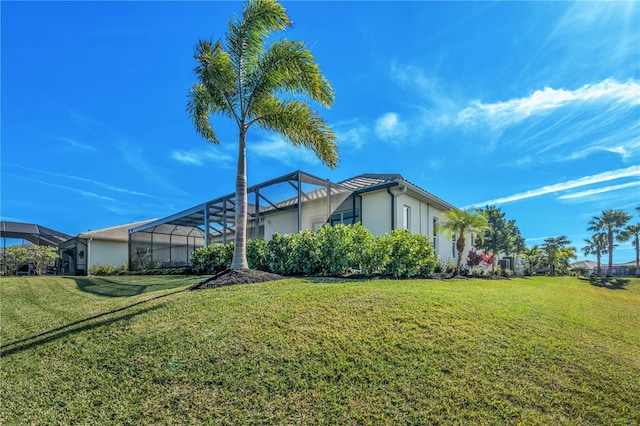 view of yard with a lanai