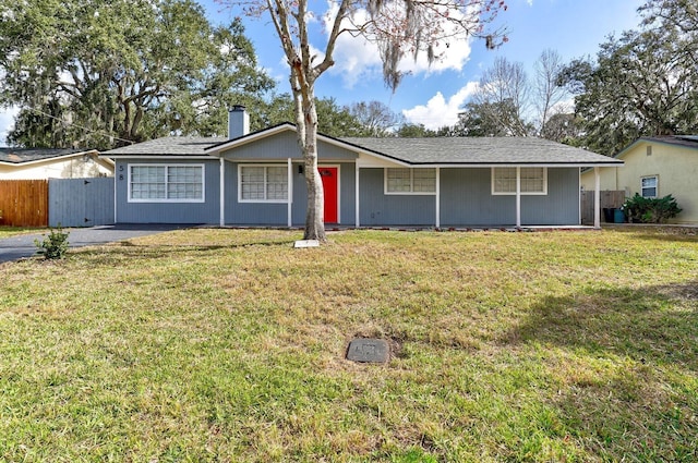 ranch-style house featuring a front yard