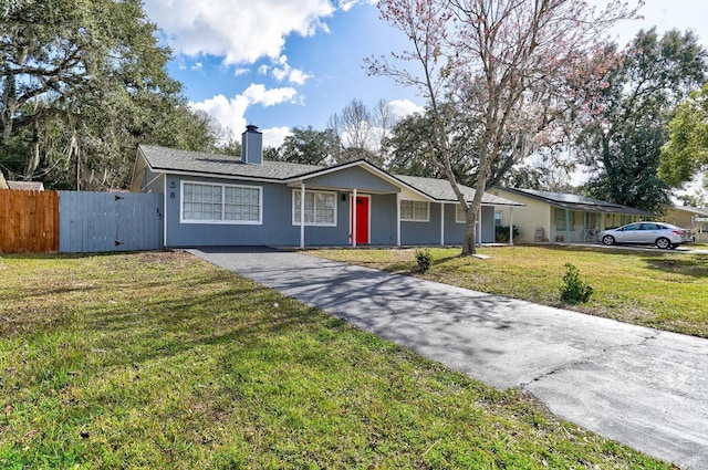 single story home featuring a front lawn