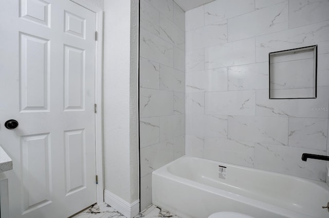 bathroom featuring tiled shower / bath