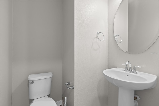 bathroom featuring toilet and sink