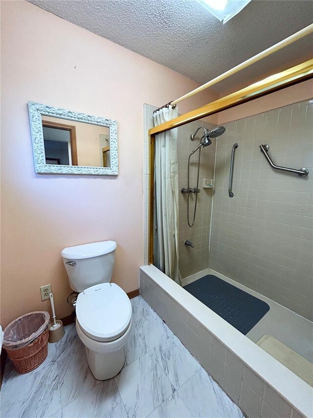 bathroom with curtained shower, a textured ceiling, and toilet