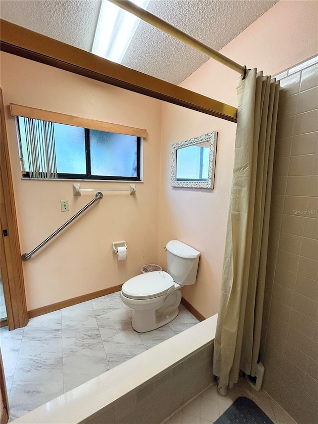 bathroom featuring a shower with shower curtain, a textured ceiling, and toilet