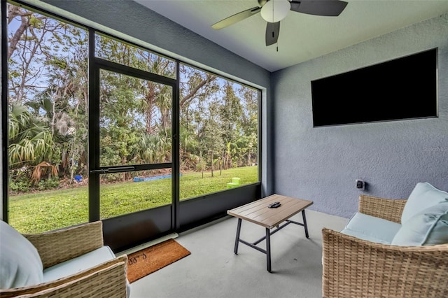 sunroom with ceiling fan