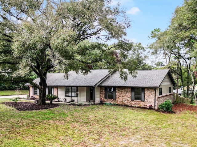 ranch-style home featuring a front lawn