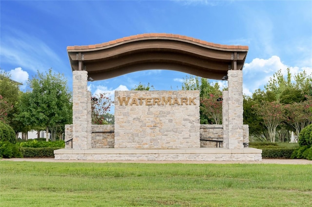 community sign with a lawn