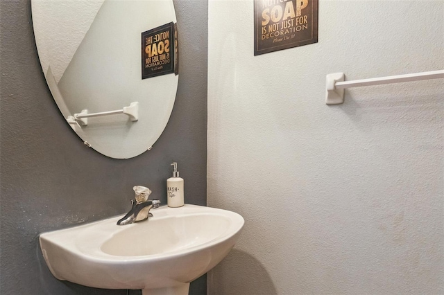 bathroom featuring sink