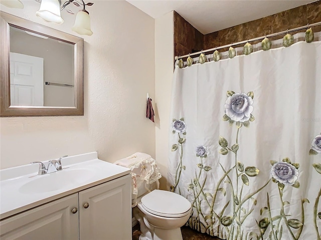 bathroom featuring a shower with curtain, vanity, and toilet