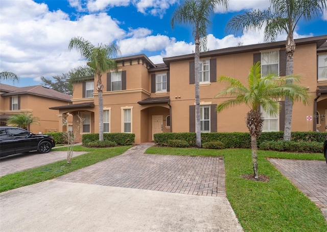 view of front of property featuring a front yard