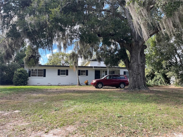 ranch-style home with a front yard