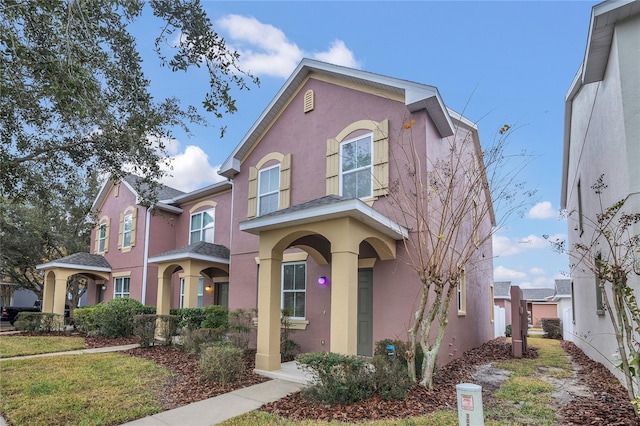 view of front of property featuring a front yard