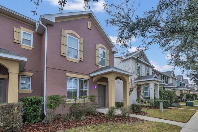 view of front of house featuring a front lawn