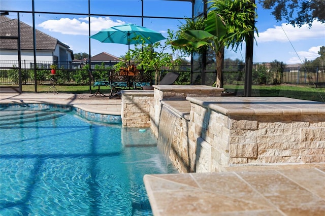 view of swimming pool with fence