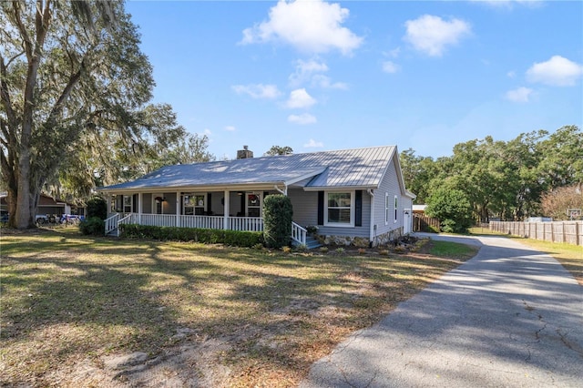 single story home with a front yard