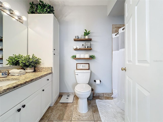 bathroom with a shower with curtain, vanity, and toilet