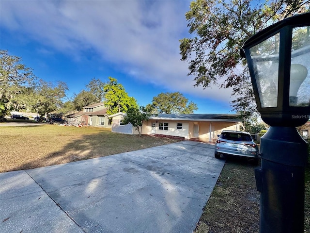 single story home with a front lawn