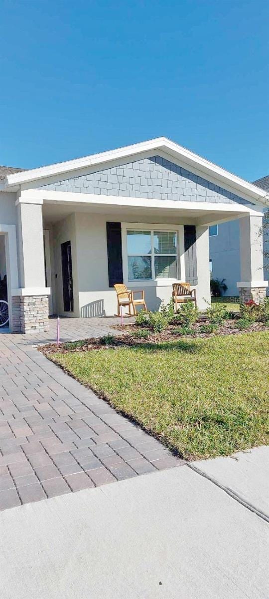 view of front of property featuring a front lawn