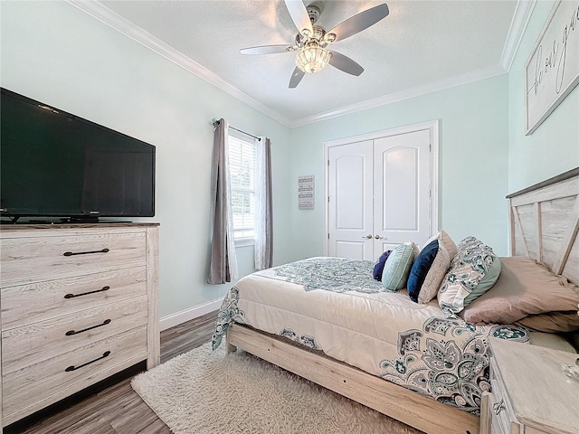 bedroom with ornamental molding, a closet, ceiling fan, and hardwood / wood-style flooring