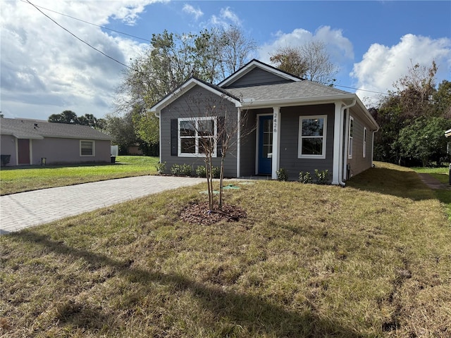 view of front of property featuring a front lawn