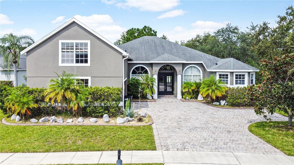 view of front of property featuring a front yard