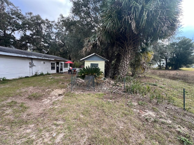 view of yard featuring an outbuilding