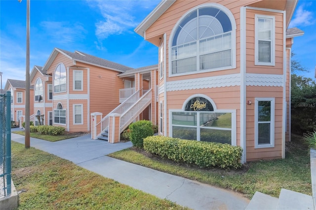 view of front facade with a front yard