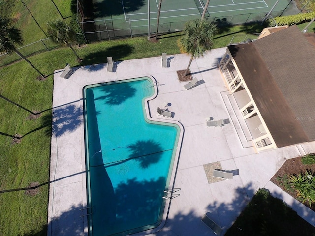 view of swimming pool featuring a yard