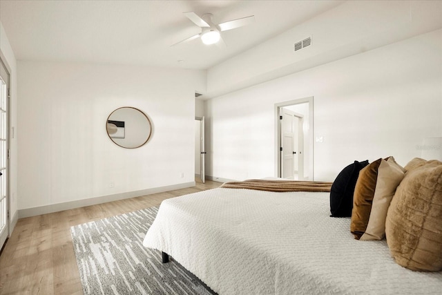 bedroom featuring light wood-style flooring, baseboards, and ceiling fan