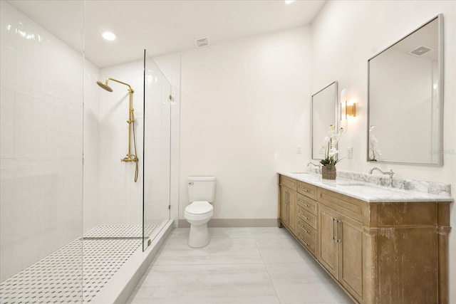 full bathroom with a tile shower, toilet, double vanity, recessed lighting, and baseboards