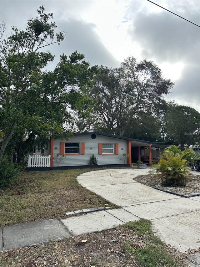 view of front facade featuring a front yard and a carport