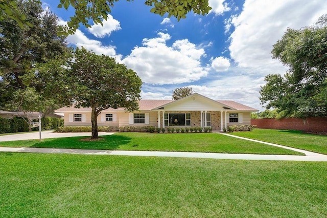 ranch-style home featuring a front lawn