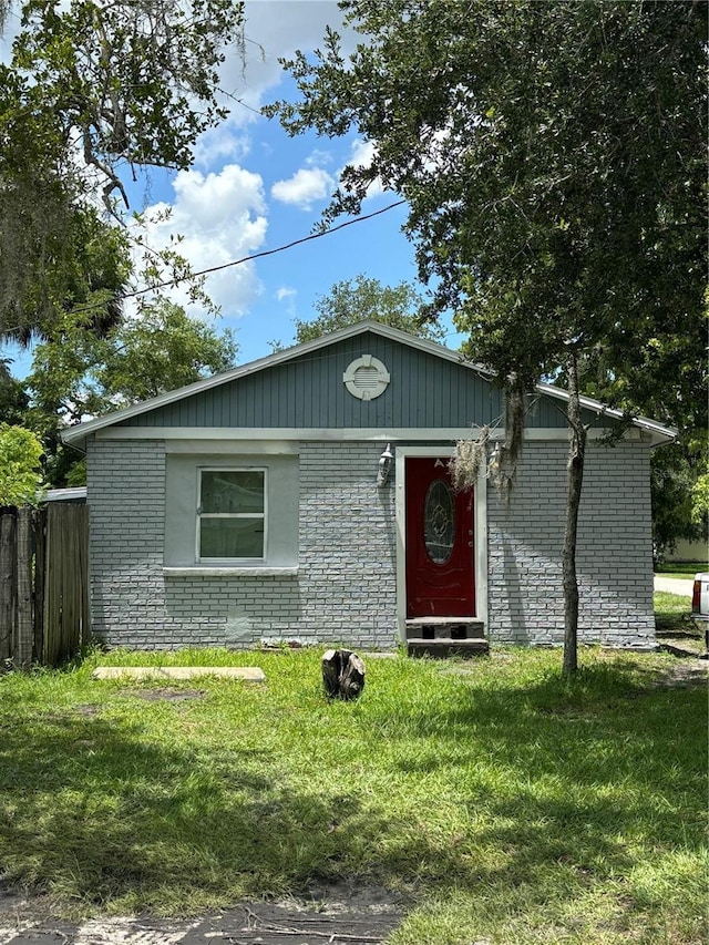 view of front facade with a front lawn