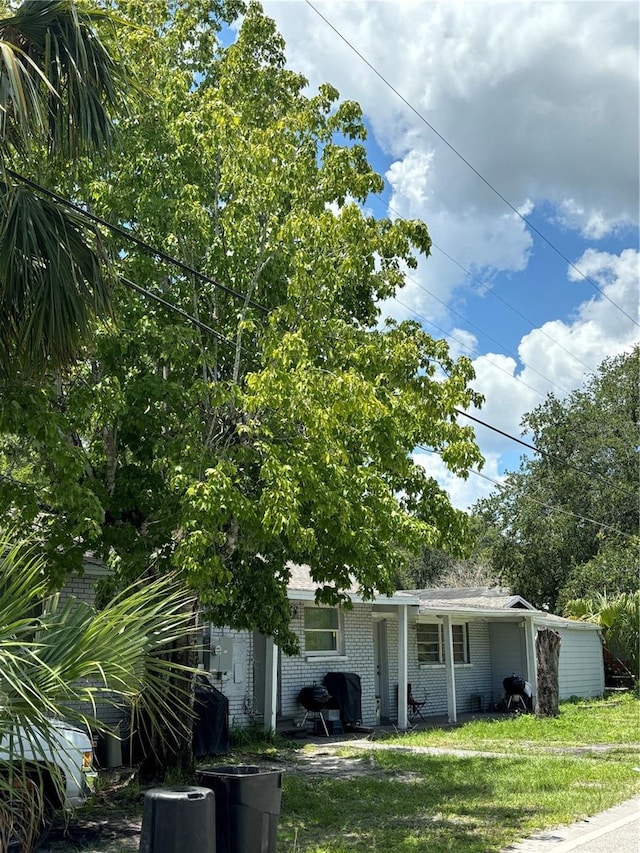 view of front facade featuring a front lawn