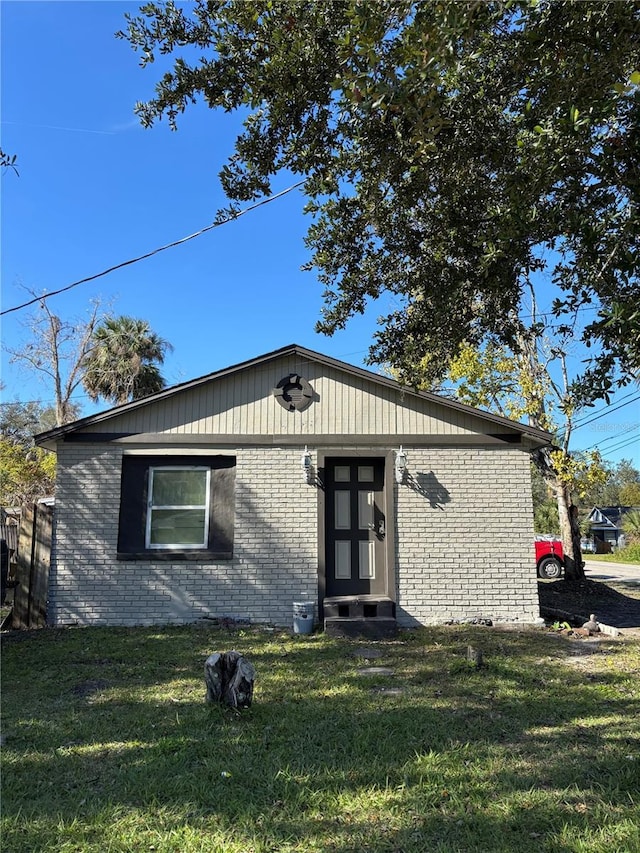 view of front of property featuring a front yard