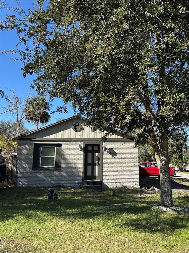 view of front of house featuring a front yard