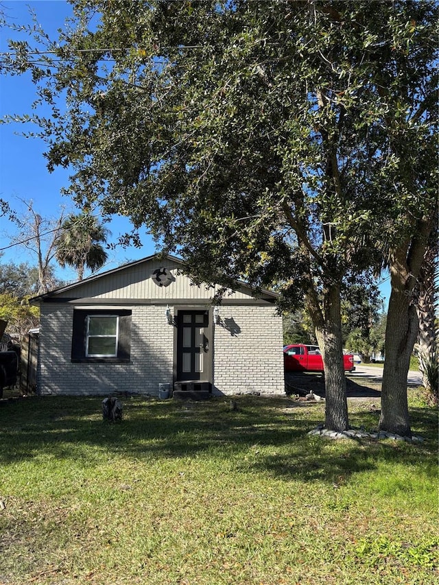 view of front facade with a front lawn