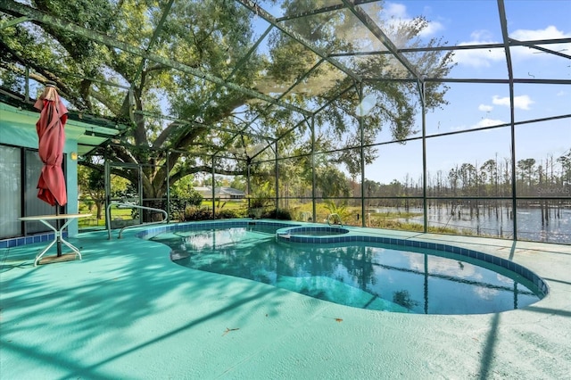 view of swimming pool featuring a lanai, a water view, and an in ground hot tub