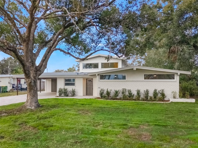 view of front of house featuring a carport and a front lawn