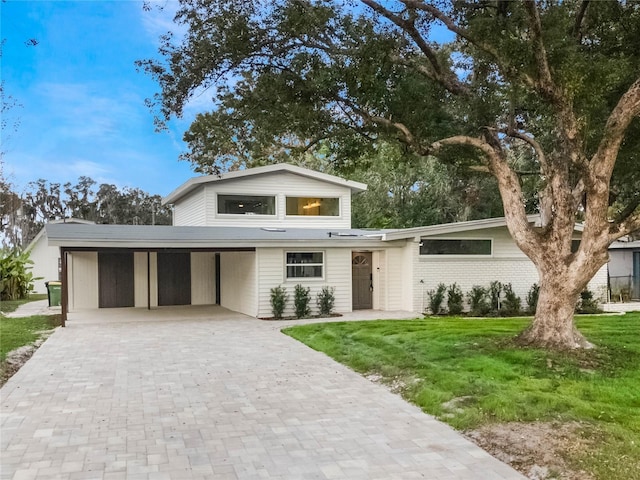 view of front of home featuring a front lawn and a carport