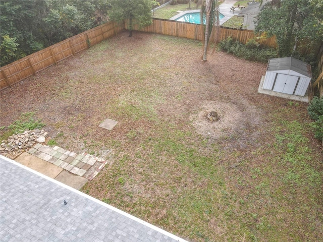 view of yard with a storage unit