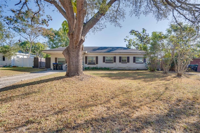 ranch-style home featuring a front lawn