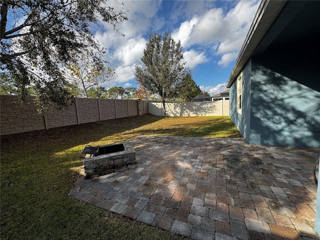 view of yard featuring a patio area