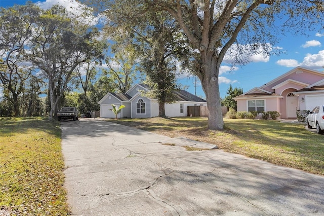 view of front facade featuring a front yard