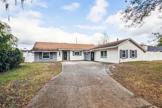 ranch-style house featuring a front lawn