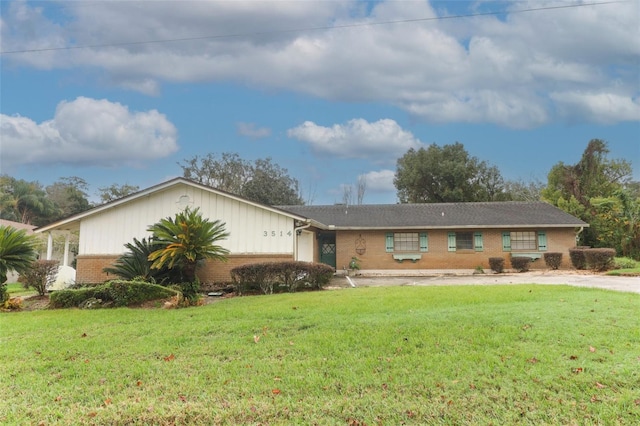 ranch-style house featuring a front lawn