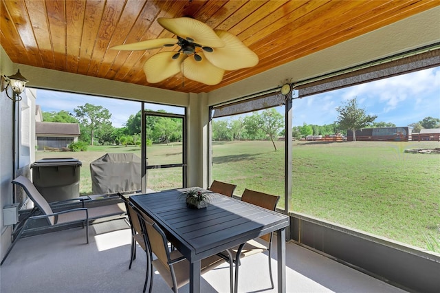 sunroom / solarium with ceiling fan