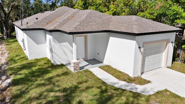 view of front of house featuring a garage and a front yard